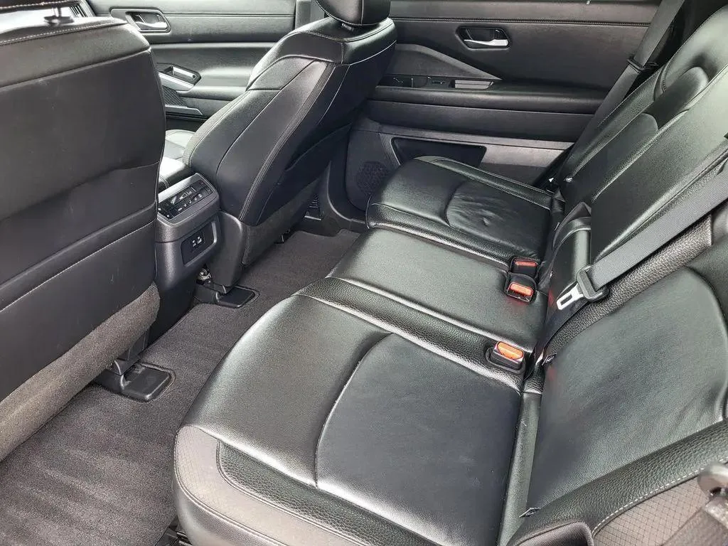 Nissan Pathfinder — photo 4 of 5
