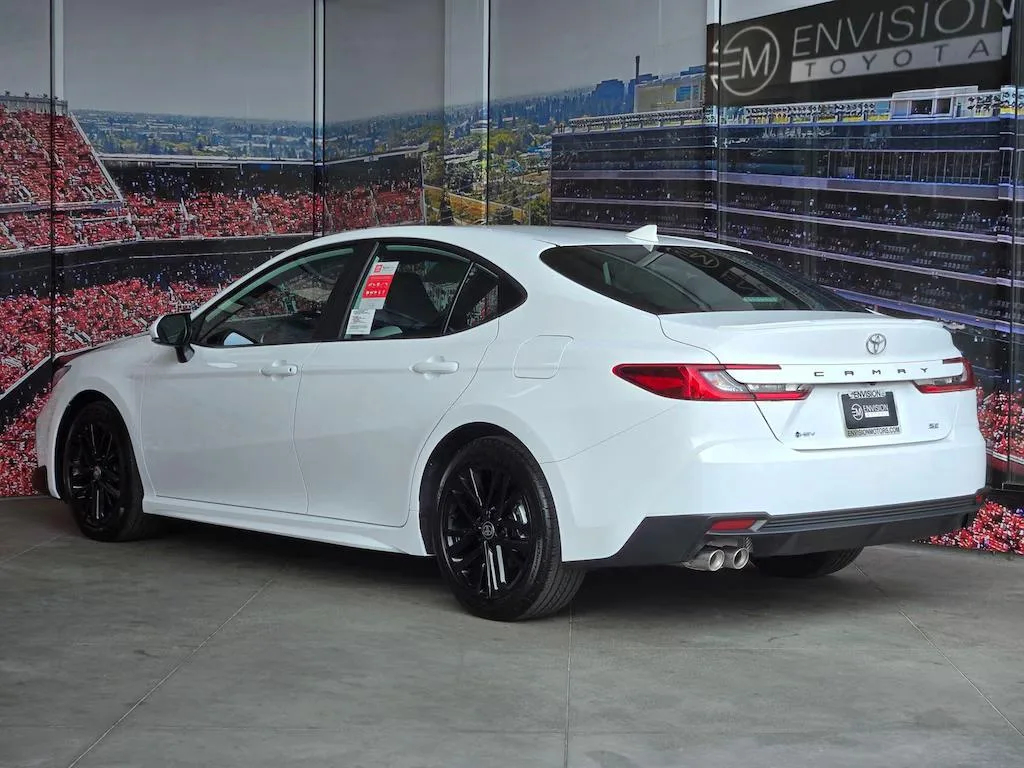 Toyota Camry Hybrid — photo 2 of 5