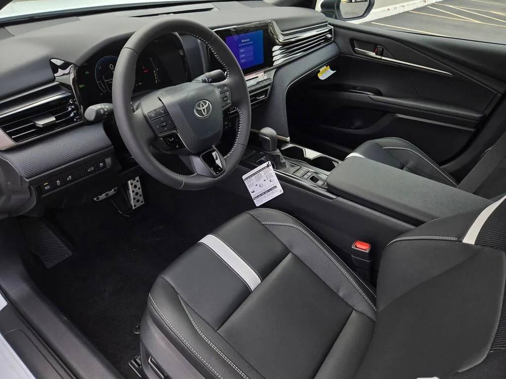 Toyota Camry Hybrid — photo 4 of 5