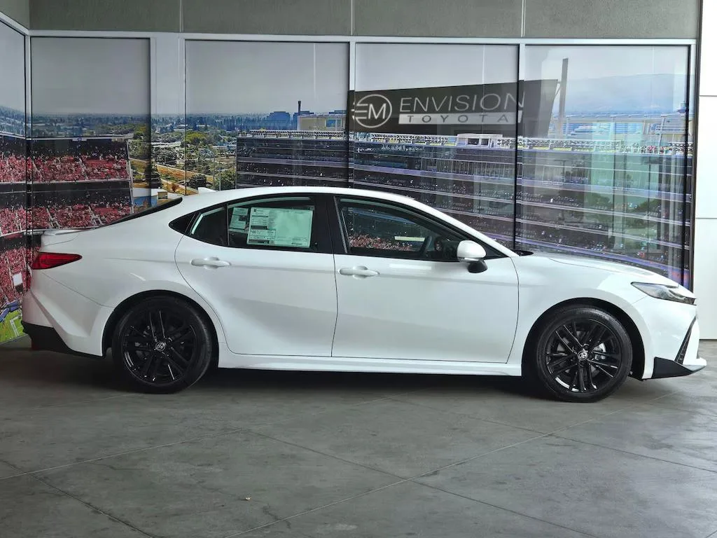 Toyota Camry Hybrid — photo 5 of 5