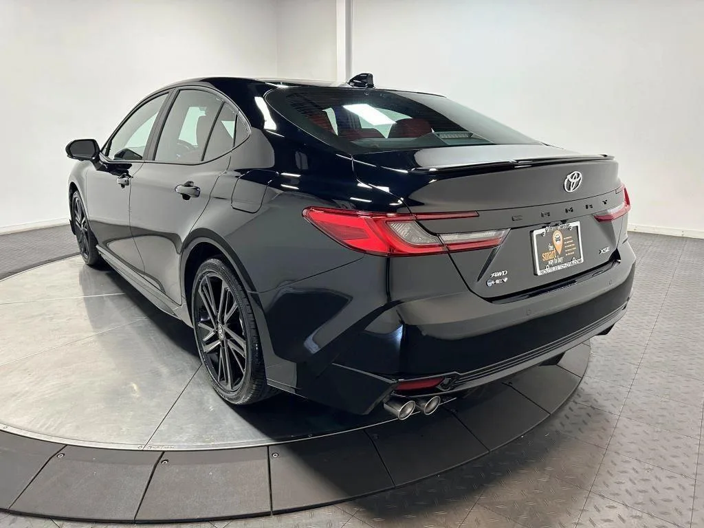 Toyota Camry Hybrid — photo 2 of 5