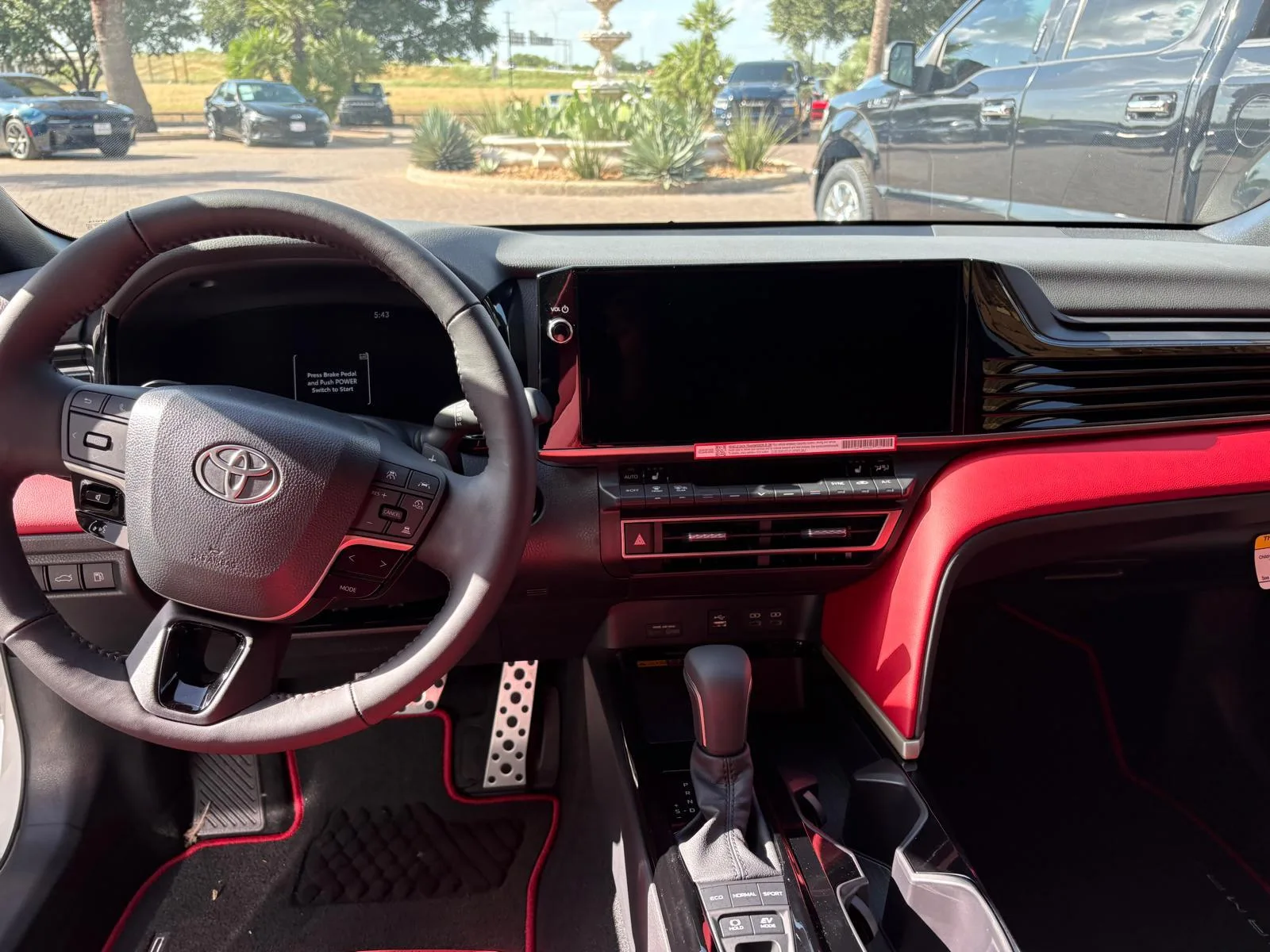 Toyota Camry Hybrid — photo 5 of 5
