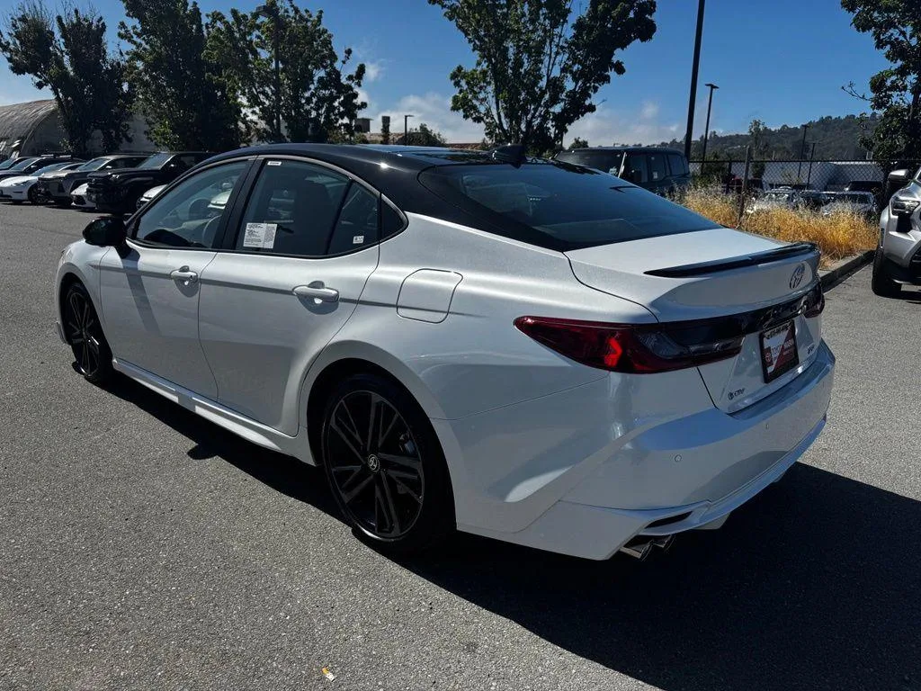 Toyota Camry Hybrid — photo 2 of 2