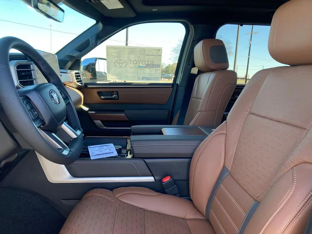 Toyota Tundra — photo 2 of 3