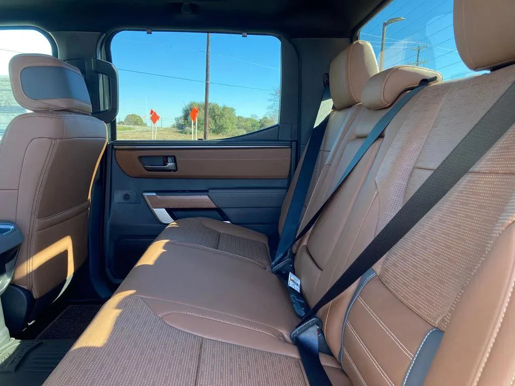 Toyota Tundra — photo 3 of 3