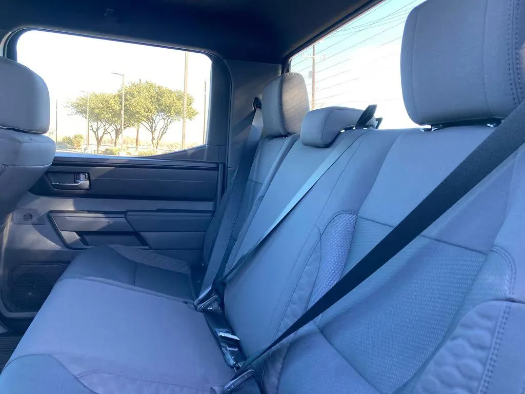 Toyota Tundra — photo 2 of 3